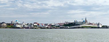 Kazan'ın tarihi merkezinin nehirden görünümü, Rusya.