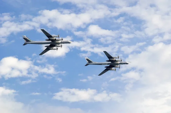 Twee zware turboprop bommenwerpers in de lucht. — Stockfoto