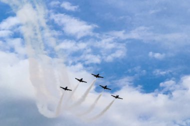 Gökyüzünde hava manevra jet uçağı bağlantı.