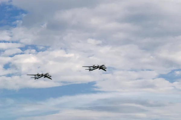 A nagy hatótávolságú repülésből álló turbólégcsavaros katonai repülőgépek. — Stock Fotó