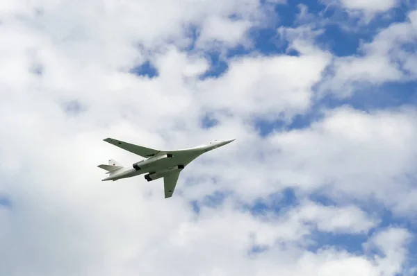 Supersonische gevechtsvliegtuig bommenwerper in de lucht. — Stockfoto