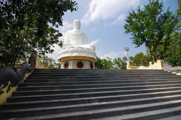 Будда сидит на холме храма Лонг Сын, Вьетнам . — стоковое фото