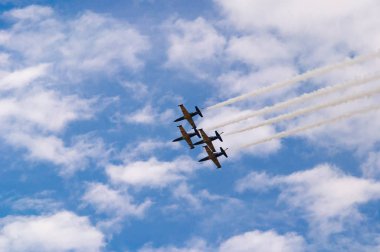 Gökyüzünde eğitim jetleri Takım uçuş.