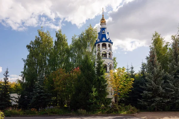 Kleine klokkentoren van het Zilantov-klooster, Rusland. — Stockfoto