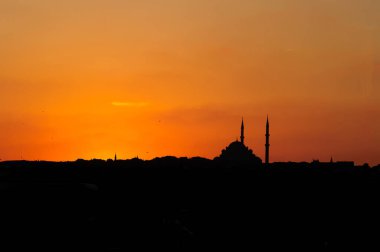 Günbatımında İstanbul binasının silueti.