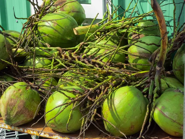 泰国巴扎大街棕榈枝上的椰子 — 图库照片
