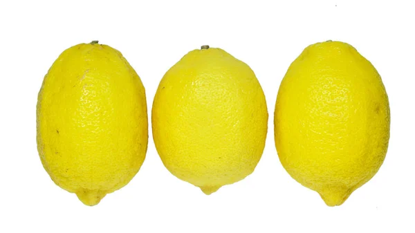 白い背景に隔離された3つの黄色の新鮮なレモンのトップビュー — ストック写真