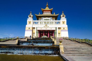 Mavi gökyüzünün arkasındaki Budist tapınağı, Elista.