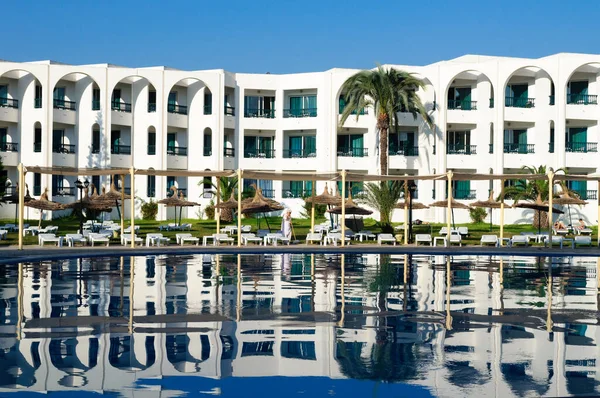 Отражение Бассейне Пляжного Отеля Тунис — стоковое фото