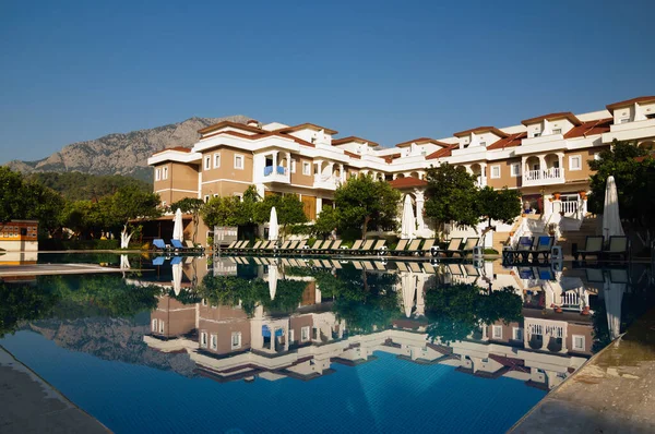 Отражение Роскошных Отелей Водной Поверхности Бассейна Турция — стоковое фото