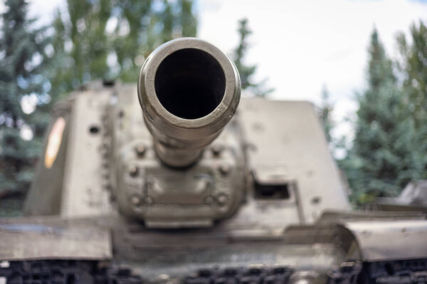 The barrel of a self-propelled artillery gun, selective focus.