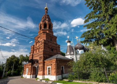 Rusya 'nın Moskova bölgesindeki Chashnikovo' daki Kutsal Üçleme Kilisesi 'nin çan kulesi..