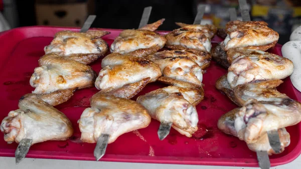 Alitas de pollo frito en pinchos, enfoque selectivo. — Foto de Stock