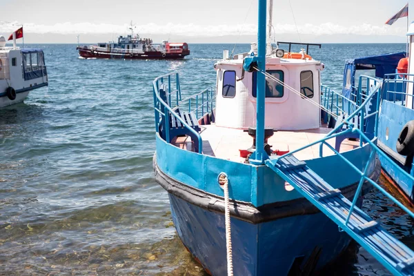 Baykal Gölü 'ndeki rıhtımda turist teknesi..