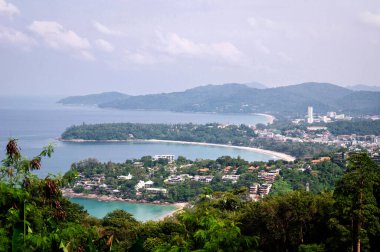 Tayland 'daki Phuket adasının kıyısındaki körfezlerin manzarası..
