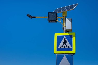 Otomatik güneş enerjili yaya geçidi işareti, seçici odaklı.