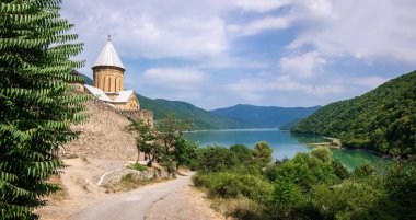 Rezervuarın kıyısındaki Ananuri Varsayımı Kilisesi.