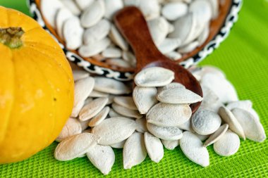 Tahta kaşıkta kurutulmuş kabak çekirdeği..