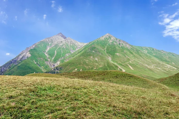 Gürcistan 'daki Kafkasya Dağları manzarası.