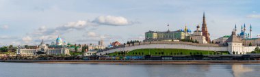 Nehirden Tataristan Cumhuriyeti, Rusya 'daki Kazan Kremlin' e panoramik manzara.