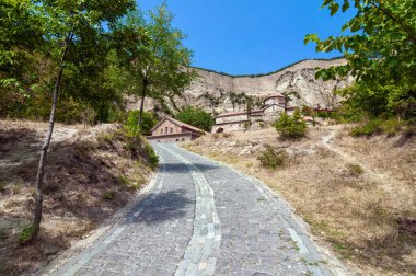 Shio Mgvime Manastırı, Mtskheta kasabası yakınlarındaki antik bir manastır..