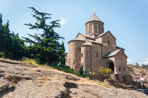 Templo de Metekhi, Igreja da suposição da virgem abençoada Maria em Tbilisi. — Fotografia de Stock