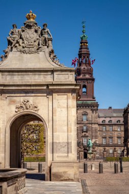 Tarihsel Christiansborg Sarayı ve mavi gökyüzü, Kopenhag, Danimarka ile kentsel manzara