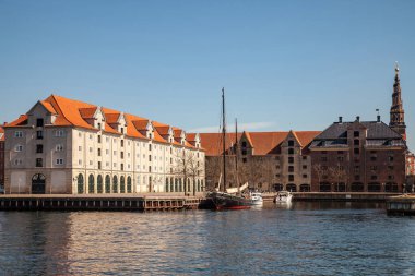 Copenhagen, Danimarka - 6 Mayıs 2018: tarihi binalar ve tekne demirlemiş liman, Kopenhag, Danimarka
