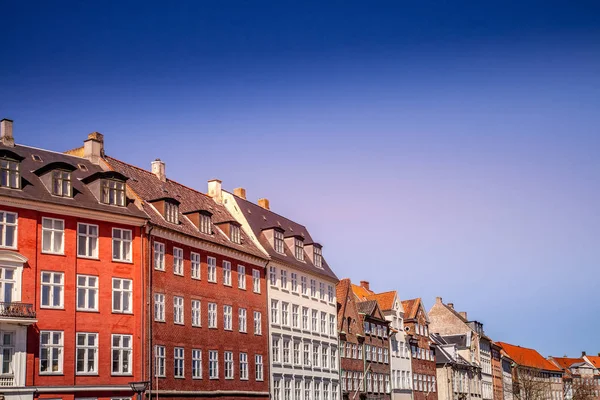 Urban Scen Med Färgglada Byggnader Och Klarblå Himmel Köpenhamn Danmark — Stockfoto