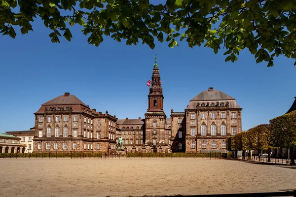 Scena Urbana Con Palazzo Storico Christiansborg Cielo Blu Copenaghen Denmark — Foto Stock