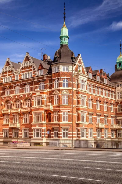 Adegan Perkotaan Dengan Bangunan Jalan Kosong Dan Langit Biru Kopenhagen Stok Gambar