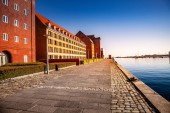 prázdné nábřeží poblíž přístavu a budov na slunečný den, Kodaň, Dánsko