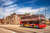 Kopenhagen, Dänemark - 6. Mai 2018: Sightseeing Bus mit Touristen auf der Straße in Kopenhagen, Dänemark