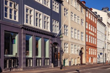 güzel renkli binaları, Kopenhag, Danimarka ile boş sokak