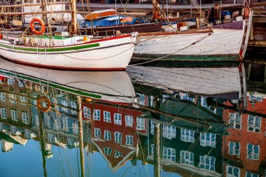 Copenhagen, Danimarka - 6 Mayıs 2018: tarihi binalar ve sakin su, Kopenhag, Danimarka yansıyan tekneler