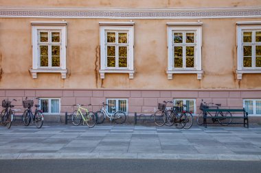 Kopenhag, Danimarka Caddesi üzerinde eski house yakınındaki boş tezgah ve Bisiklet Park