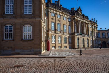 Boş kare, güzel Amalienborg Sarayı ve sokak lambaları, Kopenhag, Danimarka