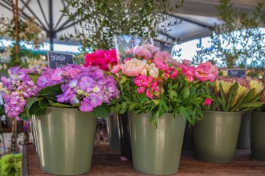 Kova ile HORTENSIA ve peonies bakış üzerinde pazar yeri kapatın