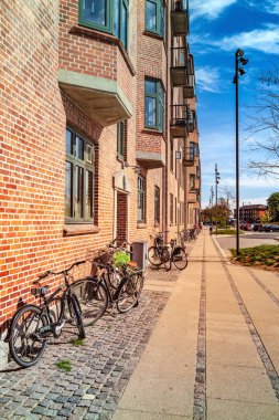 Copenhagen, Danimarka - 6 Mayıs 2018: binalar ve boş sokakta park edilmiş bisikletliolanlar cityscape