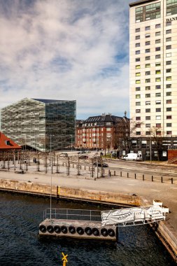 Copenhagen, Danimarka - 6 Mayıs 2018: boş liman ve binaların arkasında havadan görünümü 