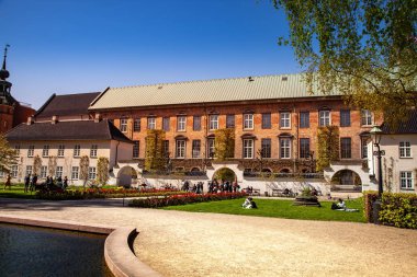 Copenhagen, Danimarka - 6 Mayıs 2018: Park yeşil çim döşeme insanlar doğal görünümünü 