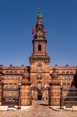 Copenhagen, Danimarka - 6 Mayıs 2018: Danimarka bayrağı ile Christiansborg Sarayı önden görünümü 