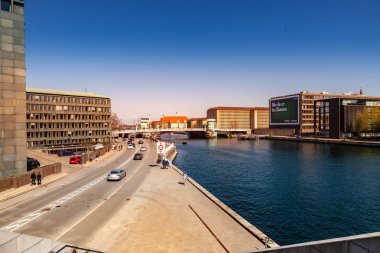 Copenhagen, Danimarka - 6 Mayıs 2018: Frederiksholm kanal, ev ve araba ile cityscape, havadan görünümü