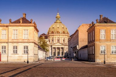 Copenhagen, Danimarka - 6 Mayıs 2018: sokak arabalar ve Frederiks Kilisesi ile 