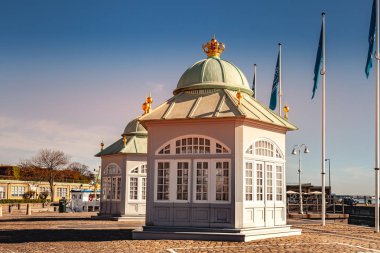 Copenhagen, Danimarka - 6 Mayıs 2018: iki bina ve bayrakları bayrak direkleri 