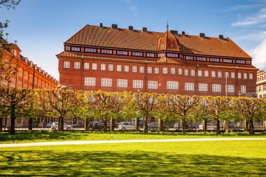 Copenhagen, Danimarka - 6 Mayıs 2018: park ve arabalar yeşil çim doğal görünümünü üzerinde binanın önünde park yeri 