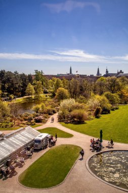 Copenhagen, Danimarka - 6 Mayıs 2018: ağaçlar ve gölet park ve Kopenhag, Danimarka masalarda oturan insanlar havadan görünümü