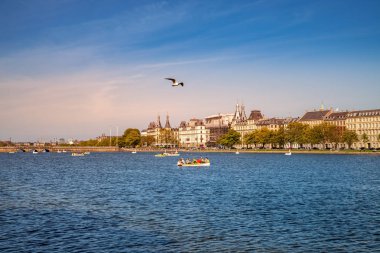 Copenhagen, Danimarka - 6 Mayıs 2018: doğal görünümü cityscape ve nehir tekne ile üzerinde uçan martı 