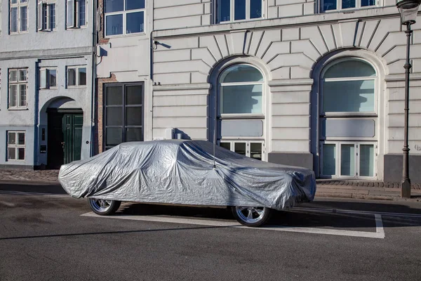 Припаркованный Автомобиль Покрыт Палаткой Пустой Улице Историческими Зданиями Копенгагене Денмарк — стоковое фото