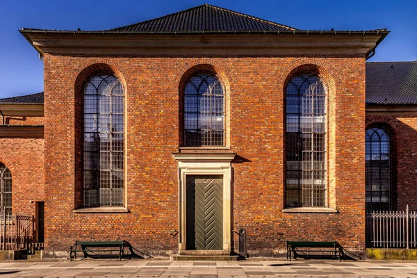 Hermoso Edificio Marrón Con Grandes Ventanales Calle Vacía Copenhagen Denmark — Foto de Stock